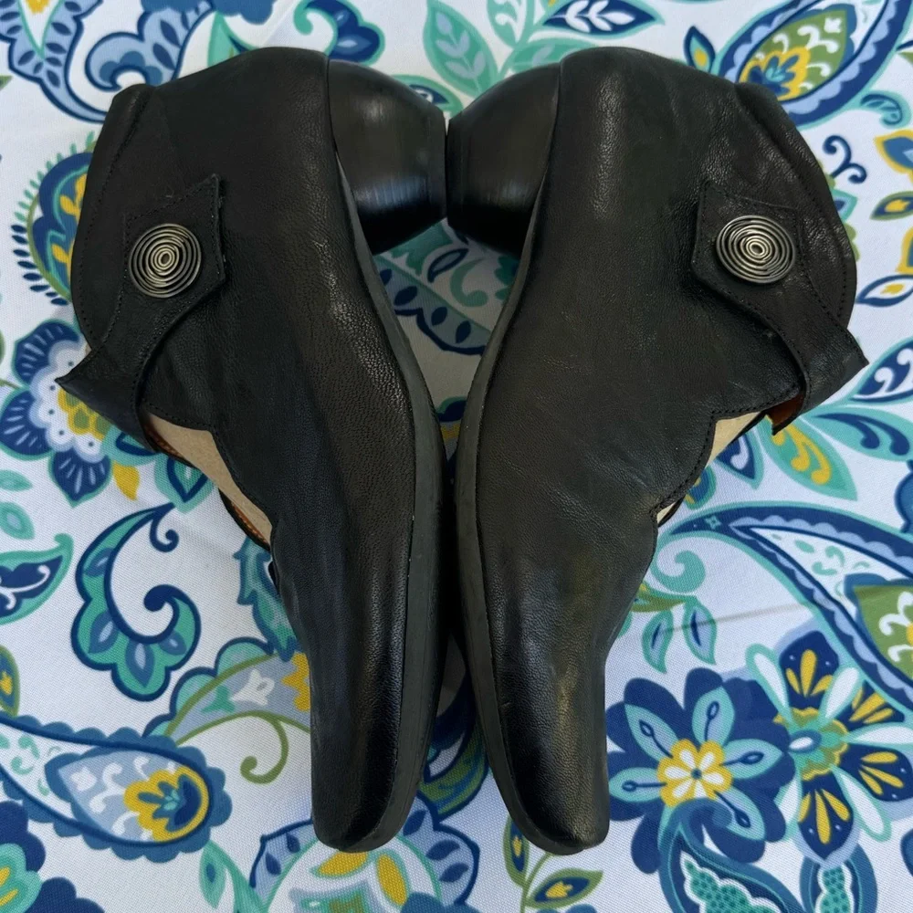 Think! Black Leather Women's Shoes Size 40/9